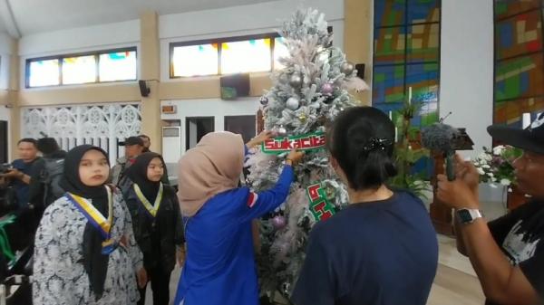 Warga Lintas Agama di Ciamis Bantu Umat Kristiani Persiapkan Perayaan Natal