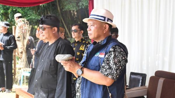 Wakil Bupati Majalengka Tarsono D Mardiana (mengenakan topi) hadir dalam Festival Kawin Batu. (FOTO: majalengkakab.go.id)