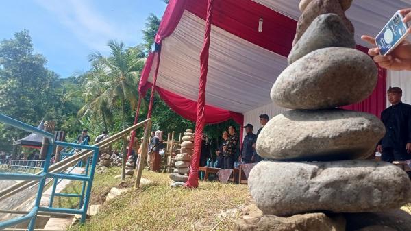 Kawin Batu mengandung filosofi dan pesan mendalam tentang keharmonisan dan toleransi. (FOTO: ININ NASTAIN)