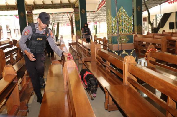 Sterilisasi Tempat Ibadah Natal, Tim Gegana Polda DIY Terjunkan Anjing ...