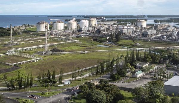 Suasana Kilang LNG Badak di Bontang, Kalimantan Timur.