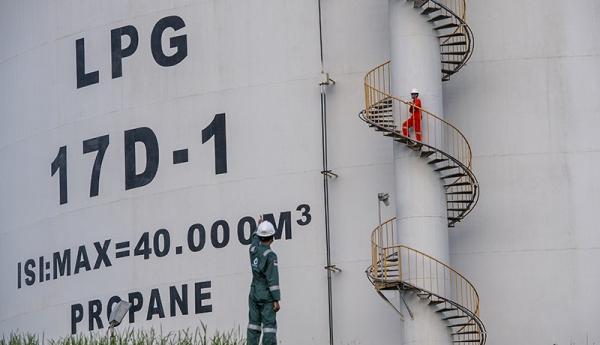 Perwira Pertamina memeriksa LPG Production Booster System di Kilang LNG Badak, Bontang, Kalimantan Timur