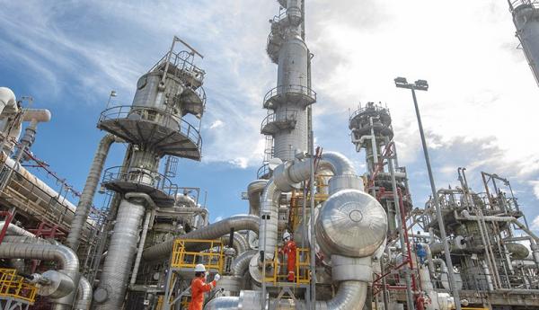 Perwira Pertamina memeriksa LPG Production Booster System di Kilang LNG Badak, Bontang, Kalimantan Timur.