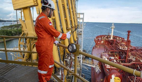 Perwira Pertamina mengawasi proses pengapalan di kilang LNG Badak, Bontang, Kalimantan Timur.