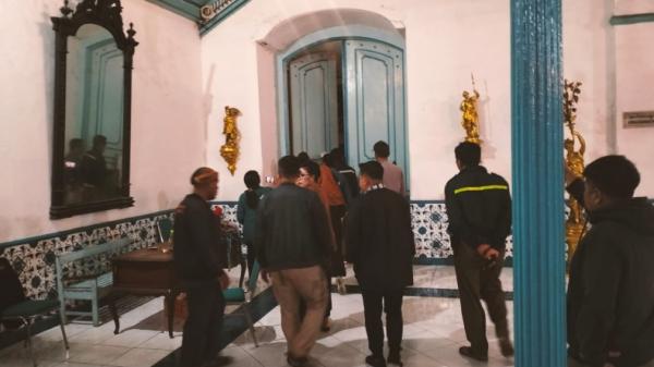 Keraton Kasunanan Surakarta kembali memanas, Jumat (23/12/2022). Dikabarkan terjadi bentrokan di dalam lingkungan keraton. (R August/MNC Portal)