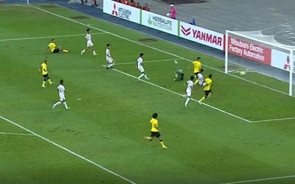 Timnas Malaysia unggul 1-0 melawan Laos pada babak pertama penyisihan Grup B Piala AFF 2022. Gol Malaysia dicetak Sergio Aguero. (foto: Screenshot video AFF).