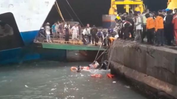 Petugas menyelamatkan pasutri yang mobilnya terjun ke laut saat akan naik kapal di Pelabuhan Merak, Banten (Iskandar Nasution/MNC Portal)