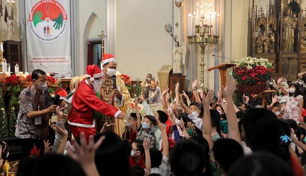 Momen Santa Claus Hadir dan Hibur Anak-anak di Gereja Katedral Jakarta