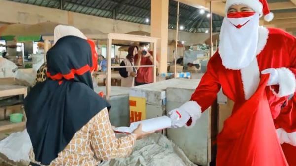  Sinterklas Blusukan ke Pasar Bagikan Kado Natal, Pedagang Kaget