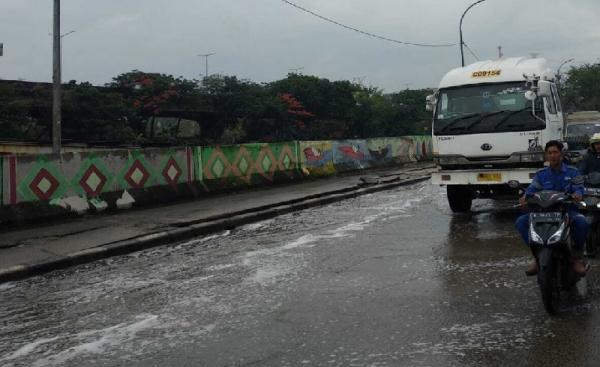 Sebagian Ruas Jalan RE Martadinata di Jakarta Utara Tergenang akibat Kali Ancol Meluap