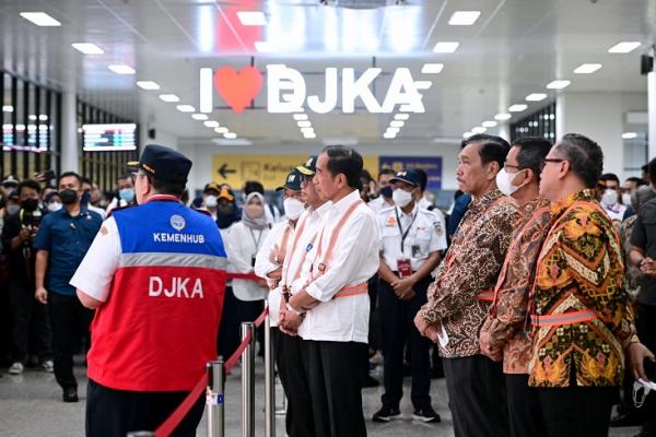 Presiden Joko Widodo (Jokowi) saat meninjau Stasiun Manggarai, Jakarta. (Foto: BPMI Setpres)