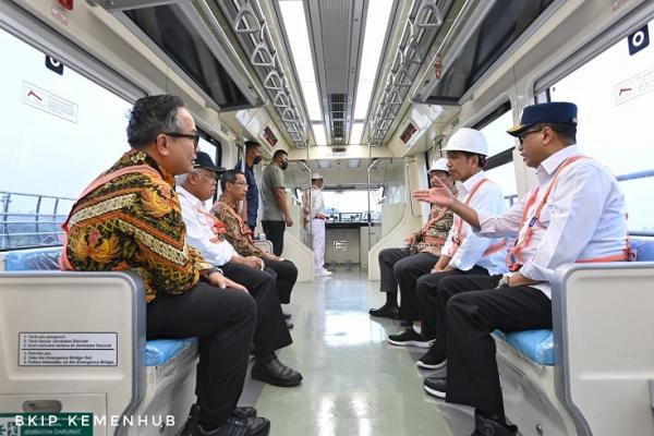 Jokowi Naik LRT Jabodebek Presiden Joko Widodo didampingi sejumlah menteri dan Pj Gubernur DKI Jakarta naik LRT Jabodebek dari Stasiun LRT Harjamukti, Depok sampai ke Stasiun TMII, Jakarta Timur, Senin (26/12/2022). (Foto: BKIP Kemenhub)