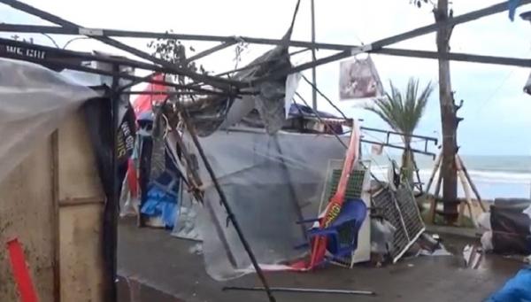 Lapak Pedagang Pantai Kuta Rusak Lapak pedagang di Pantai Kuta Bali rusak diterjang angin kencang. (Foto: Bagus Alit)