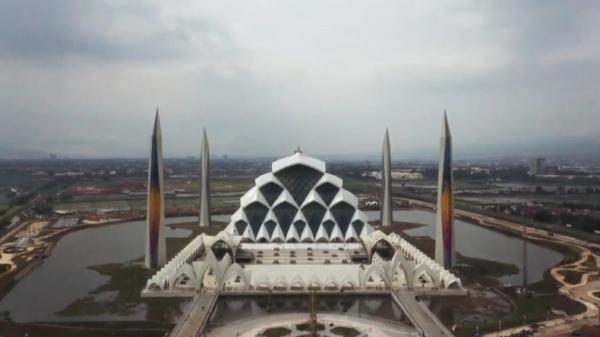 Masjid Al-Jabbar di Gedebage, Kota Bandung. (FOTO: iNews/ERVAN DAVID)