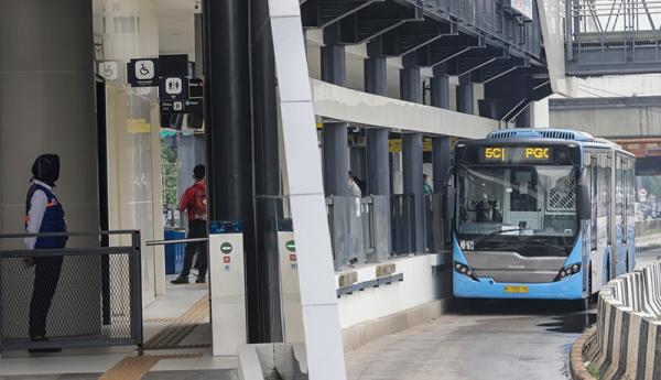 Halte Bus TransJakarta Matraman Baru Terhubung Dengan Stasiun