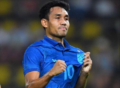 Striker Timnas Thailand, Teerasil Dangda Striker Timnas Thailand, Teerasil Dangda merayakan gol ke gawang Filipina pada laga Grup A Piala AFF 2022, Senin (26/12/2021). (Foto: Instagram/@changsuek)