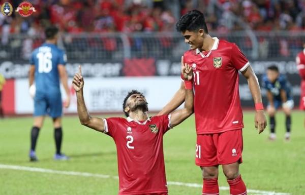 Bek sayap Timnas Indonesia, Yakob Sayuri merayakan gol ke gawang Brunei Darussalam bersama Ramadhan Sananta pada laga Grup A Piala AFF 2022 di Stadion KLFA, Kuala Lumpur, Senin (26/12). (Foto: Instagram/@pssi)