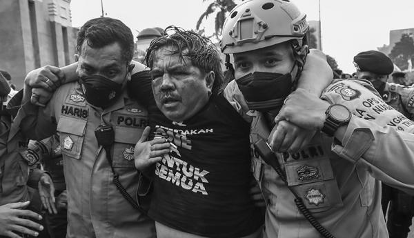 Ade Armando babak belur dihajar massa. ANTARA FOTO/GALIH PRADIPTA