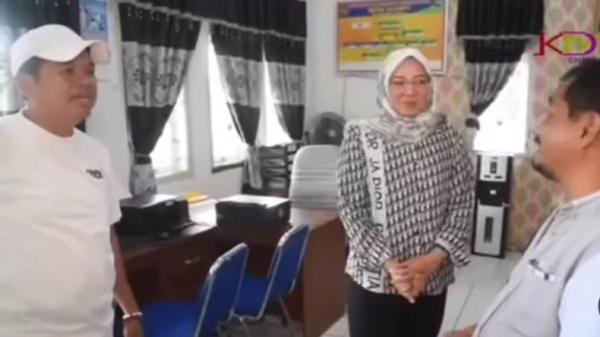 Dedi Mulyadi berbincang dengan Kades Cijunti dan staf bernama Widyanti yang wajah dan postur tubuhnya mirip Anne Ratna Mustika. (FOTO: ISTIMEWA/INSTAGRAM KDM)