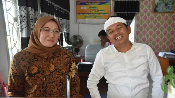 DEDI MULYADI MIRIP ANNE RATNA MUSTIKA Dedi Mulyadi mengunggah foto bersama perempuan cantik bernama Widyanti yang wajah dan postur tubuhnya sangat mirip dengan Anne Ratna Mustika. (FOTO: ISTIMEWA)