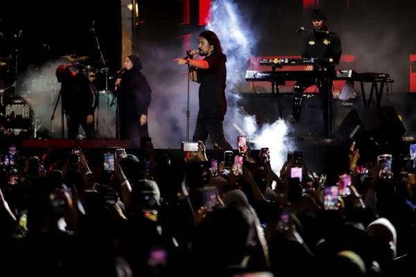 Grup musik Dewa 19 Ft. Marcello Tahitoe saat tampil membawakan lagu yang pernah hits di era 90an. (Foto: MPI/Faisal Rahman)