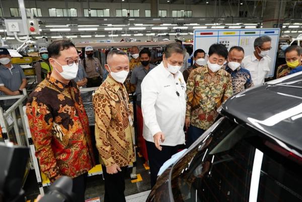 Menko Airlangga di Pabrik Hyundai 2 Menteri Koordinator Bidang Perekonomian Airlangga Hartarto dalam kunjungan kerja ke PT Hyundai Motor Manufacturing Indonesia (HMMI) di Cikarang, Selasa (27/12/2022). (Foto: Dok. Kemenko Perekonomian)