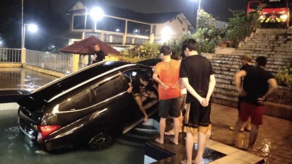 Pajero Nyemplung ke Kolam Renang di Bogor, Pengemudi Salah Transmisi