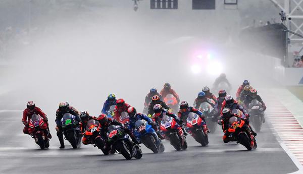 Sejumlah pembalap melaju saat balapan MotoGP di Sirkuit Mandalika. (ANTARA FOTO/Andika Wahyu)