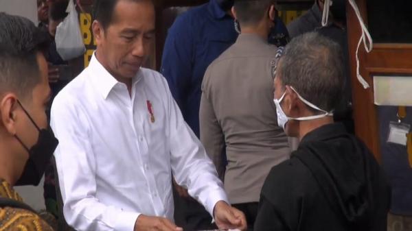 Kunjungi Pasar Subang, Presiden Jokowi Bagikan Bantuan Uang Tunai dan Sembako