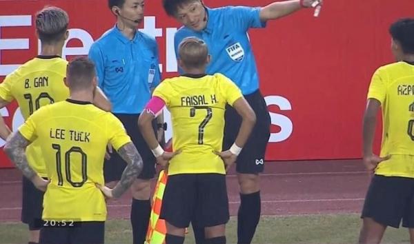 Wasit asal Jepang, Sato Ryuji menjadi melakukan keputusan kontroversi pada laga Vietnam vs Malaysia di Piala AFF 2022, Selasa (27/12/2022). Dia memberi kartu merah untuk pemain Malaysia, Azam Azmi dan menghadiahi Vietnam penalti. (Foto: Facebook)
