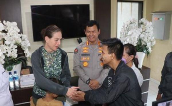 Shannahan Dervla Sarah bersalaman dengan sopir taksi online yang mengantarnya, Rizki Hartono. (Foto: Polda Bali)