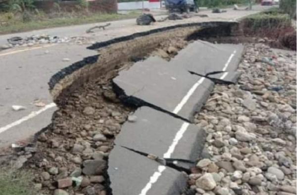 Diterjang Gelombang Pasang, Jalan di Majene Rusak - Bagian 1