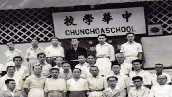 Sekolah untuk orang Cina di Gunungsitoli Sekolah untuk orang Cina di Gunungsitoli pada 1951 (Foto: Dok Museum Nias)