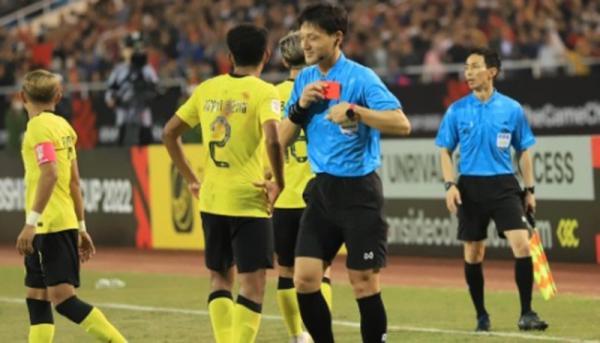 Wasit Ryuji Sato Malaysia Vs Vietnam Timnas Malaysia dua kali apes dipimpin wasit asal Jepang Ryuji Sato. Pertama di Kualifikasi Piala Dunia 2022 zona Asia dan terbaru Piala AFF 2022. (Foto: The Thao 247)