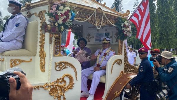 Yudo Margono 2 Panglima TNI Laksamana Yudo Margono bersama istri Veronica menuju Mabes TNI dari Mabes TNI AL naik kereta kencana. (Foto MPI).