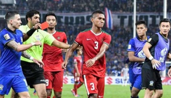 Abduh Lestaluhu Kisah Abduh Lestaluhu ngamuk ke bench Thailand di Piala AFF menarik diulas. Kala itu dirinya mencuri perhatian dunia. (Foto: AFF Suzuki Cup)
