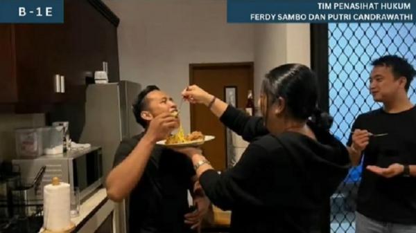 Kubu Sambo dan Putri Perlihatkan Foto Ulang Tahun Perkawinan ke Hakim