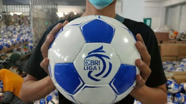 Bola sepak asal Majalengka menjadi bola resmi dan merchandise yang digunakan dalam gelaran Liga 1 Indonesia. (FOTO: ISTIMEWA)