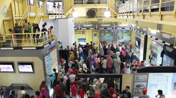 Kapal PLTD Apung 1 di Aceh Kapal Pembangkit Listrik Tenaga Diesel (PLTD) Apung 1 yang dihempaskan gelombang tsunami Aceh ke daratan (Facebook))