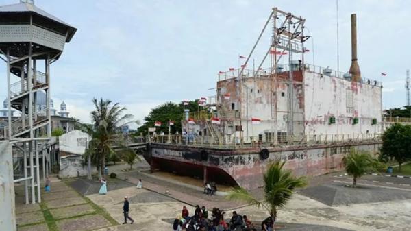 Kapal Pembangkit Listrik Tenaga Diesel (PLTD) Apung 1 yang dihempaskan gelombang tsunami Aceh ke daratan (Antara)