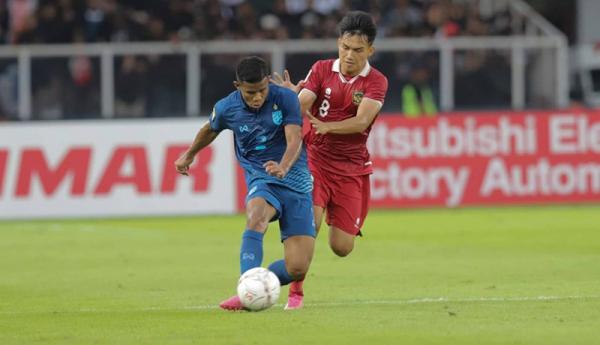 Pelatih Timnas Indonesia, Shin Tae-yong ditemani pemainnya Marc Klok dalam konferensi pers usai melawan Thailand di laga PIala AFF 2022, Kamis (29/12/2022). (Foto: MPI/Quadiliba Al-Farabi)