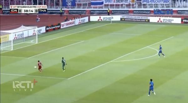 Witan Sulaeman Penyerang Timnas Indonesia, Witan Sulaeman gagal memanfaatkan peluang emas mencetak gol ke gawang Thailand pada laga Piala AFF 2022 di Stadion Utama Gelora Bung Karno, Jakarta, Kamis (29/12/2022). (Foto: RCTI+)