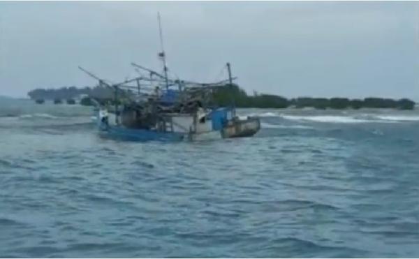 Kapal Nelayan di Kepulauan Seribu Tabrak Karang akibat Cuaca Buruk, 8 ABK Selamat