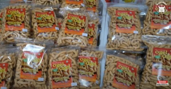 Camilan khas Pemalang buatan Isomedi Astuti atau Bu Darsono. Foto: YouTube Kawan Dapur