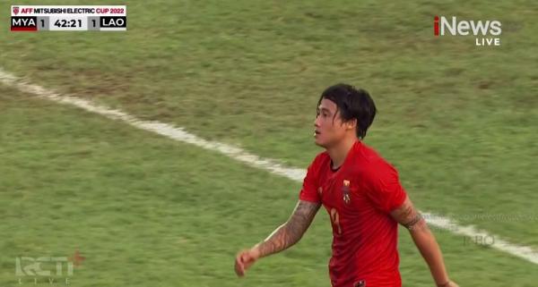 Striker Myanmar, Aung Kaung Mann tampil melawan Laos pada laga Grup B Piala AFF 2022 di Stadion Thuwunna, Yangon, Jumat (30/12/2022). (Foto: RCTI+)