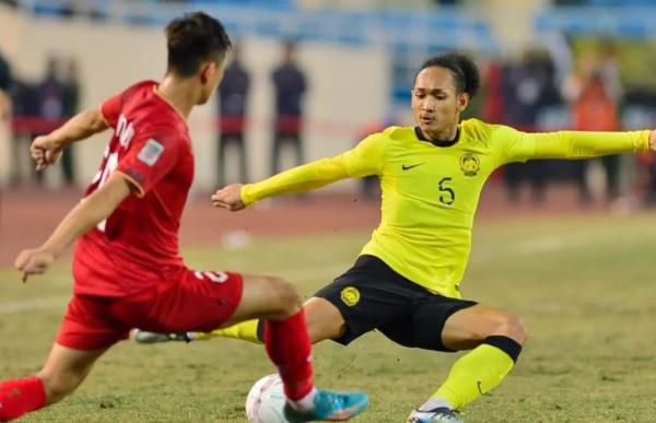 Timnas Malaysia (kuning) terancam gagal ke semifinal Piala AFF 2022 usai laga Singapura vs Vietnam berakhir imbang 0-0 pada Jumat (30/12/2022). (Foto: Instagram/@famalaysia)