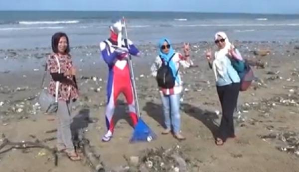 Ultraman viral di Pantai Kuta. (Foto: Bagus Alit)