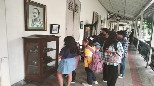 Wisatawan yang berkunjung ke Pura Mangkunegaran Solo. Foto: MNC Portal/R August.