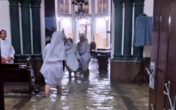 Banjir semarang masuk gereja Banjir di Semarang masuk hingga ke dalam gereja. (Foto: Twitter @yanlebert)