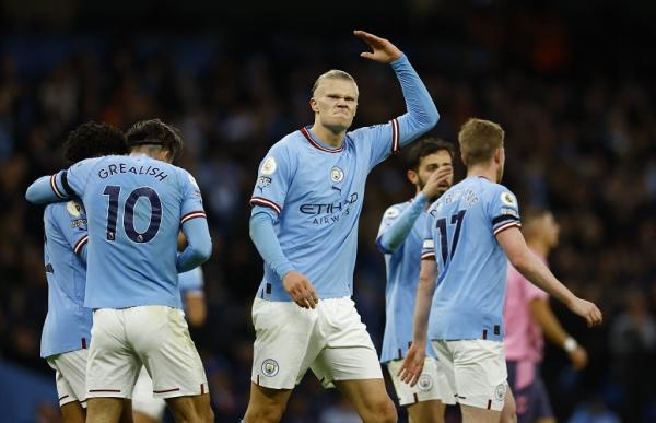 Striker Manchester City, Erling Haaland merayakan gol ke gawang Everton pada laga Liga Inggris 2022/2023 di Stadion Etihad, Sabtu (31/12/2022). (Foto: REUTERS)